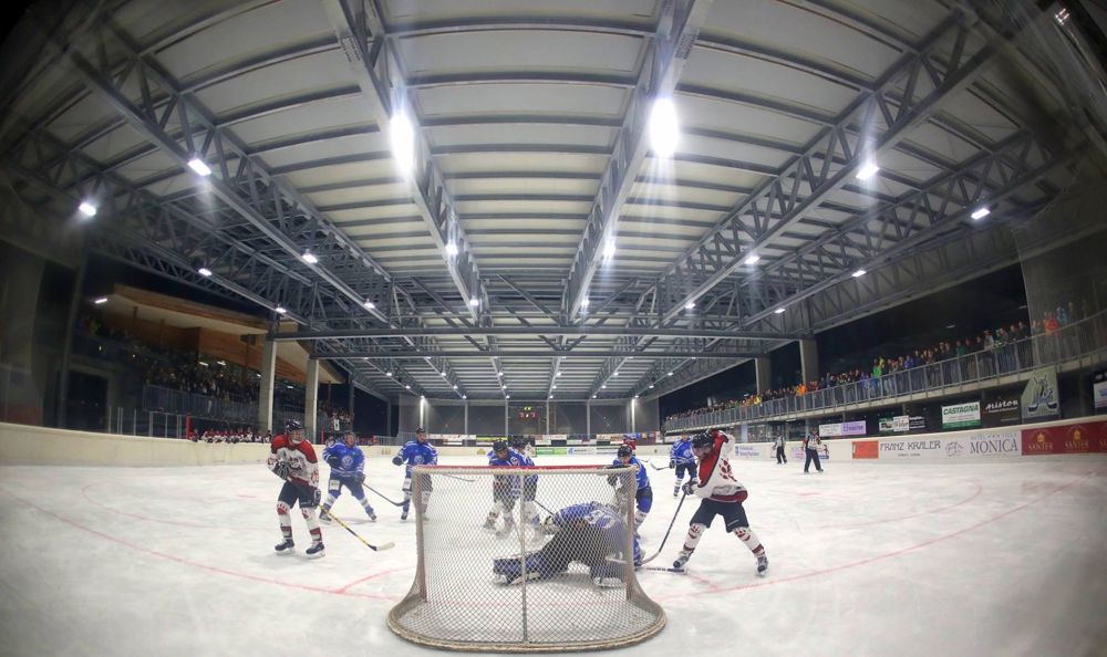 ©KlausEisstadion Toblach 28.10.2017.jpeg